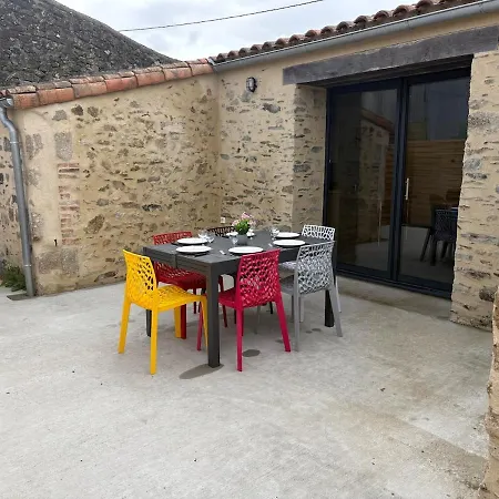La Marière Rénové à La Campagne Avec Terrasse à 10 Min Du Puy Dufou Сasa de vacaciones